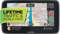 Cestujte s TomTomem. Cestujte s navigací TomTom Go6200 a vyhněte se dopravním zácpám a haváriím díky skutečným informacím o dopravní situaci. Navigaci můžete aktualizovat bez počítače přes wi-fi. Díky aplikaci TomTom MyDrive si můžete naplánovat trasu na mobilu v pohodlí domova a po nasednutí do auta stačí jen vyrazit. Navíc vás navigace upozorní na radary.