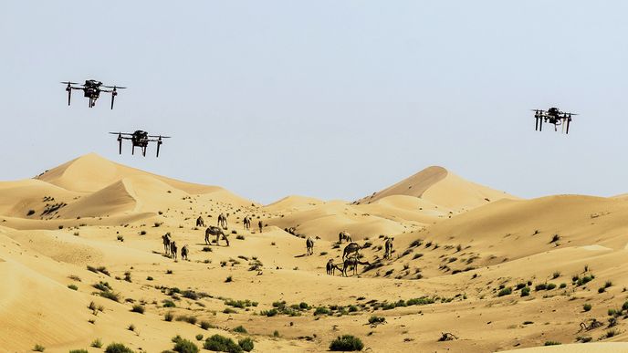Roj českých dronů nad pouští ve Spojených arabských emirátech