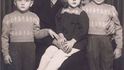 S maminkou a sourozenci v době, když bydleli na Podkarpatské Rusi, přelom 30. a 40. let minulého století