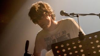 Zvukové pilulky na štěstí. Skupina Spiritualized léčí zlomená srdce mixem rock’n’rollu a andělských chórů