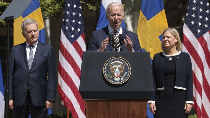 Finský prezident Sauli Niinistö, americký prezident Joe Biden a švédská premiérka Magdalena Anderssonová v Bílém domě ve Washingtonu, kde se jednalo o vstupu skandinávských zemí do NATO