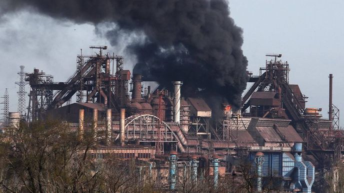 Bombardování a ostřelování Azovstalu trvaly několik týdnů