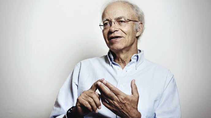 Profesor Peter Singer, autor patnácti a spoluautor dvanácti převážně odborných publikací, přijel loni do Česka na pozvání olomoucké Univerzity Palackého. Za podpory Fora 2000 přednášel také v Praze, o své nejnovější publikaci The Most Good You Can Do neboli To největší dobro, jaké můžeš konat.