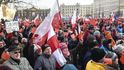 Poznaňské protesty proti nové polské vládě. „Velmi mě pobavil pohled na někdejší komunisty,  jak volají: Pryč s komunismem!“ říká M. Jaśiński.