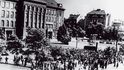 Plzeň, červen 1953.  Protestující na chvíli obsadili i radnici a vyhazovali obrazy a busty komunistů.