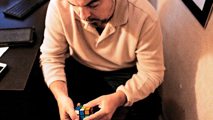 Panu J. B. zničila Rubikova kostka život, a tak se jí pomstil 