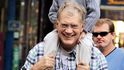 „V době, kdy se ostatní otcové rozčilují, že jim synové kradou bez dovolení auta, já se rozčilovat nebudu, protože budu mrtvý,“ říká David Letterman