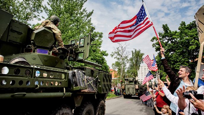 Praha–Ruzyně. Právě přijíždějí obrněné transportéry americké armády.