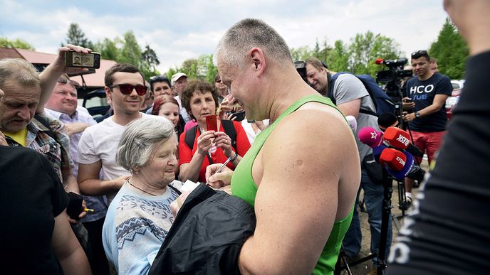 Oblíben u pánů, u dam i u mas. Kajínek těsně po propuštění.