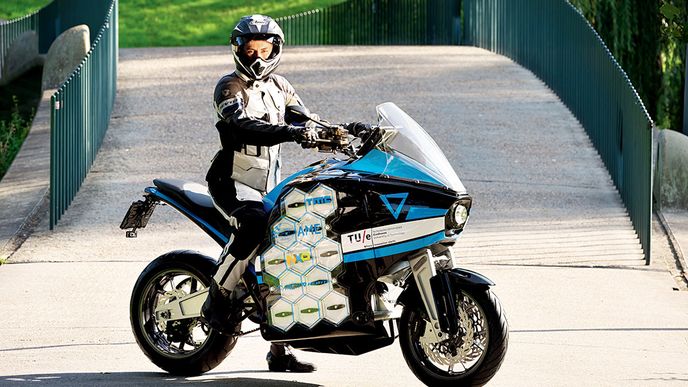 Třiadvacet studentů technické univerzity v Eindhovenu se zapsalo do dějin ojedinělým kouskem – jako první objeli svět na elektrickém motocyklu. A to dokonce vlastní konstrukce, jejich stroj Storm dokázal na jedno nabití ujet až 380 kilometrů a celou 23 000 km dlouhou štreku dokončil za osmdesát dnů. Superbike s inovativním systémem modulárních vyměnitelných baterií byl přitom obutý do běžných pneumatik Dunlop RoadSmart III.