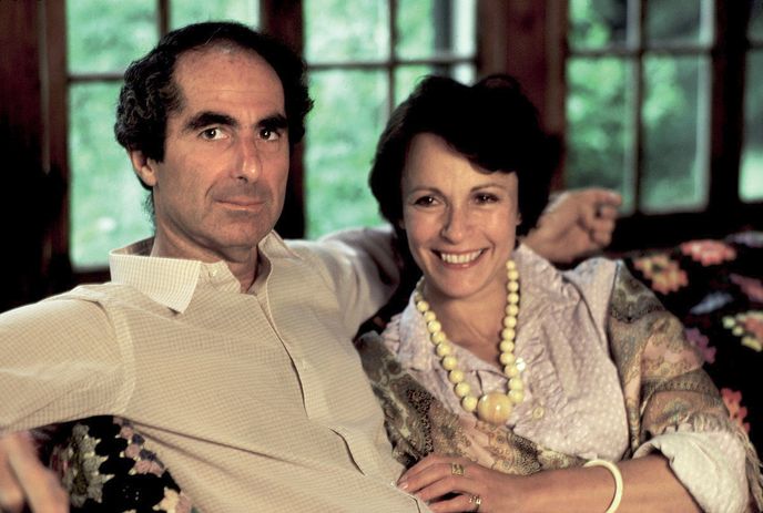 Philip Roth se svou budoucí manželkou, britskou herečkou Claire Bloomovou, doma ve Warrenu v Connecticutu roku 1983