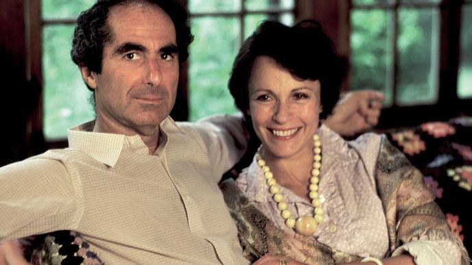 Philip Roth se svou budoucí manželkou, britskou herečkou Claire Bloomovou, doma ve Warrenu v Connecticutu roku 1983