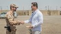 Setkání velvyslance Vyčítala s Petrem Bredou, velitelem 1. výcvikové jednotky chemického vojska AČR na základně Tádží v Iráku