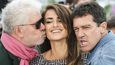 Pedro Almodóvar a jeho dva nejznámější herci – Penélope Cruzová a Antonio Banderas