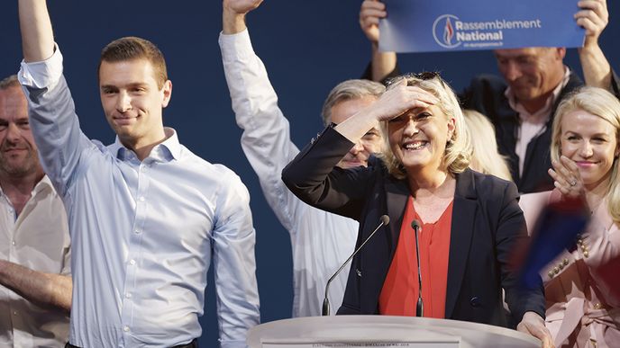 Marine Le Penová ve Francii těsně zvítězila