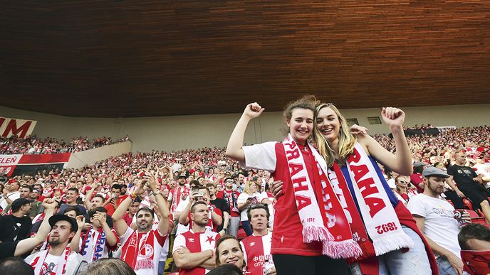 Tonča (18) a Hanča (22) jsou skalní fanynky Slavie už odmala. Iva Roze (vlevo od nich) se od nich správnému fandění teprve učí.