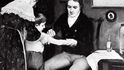Anglický lékař Edward Jenner přišel s první vakcínou proti pravým neštovicím.