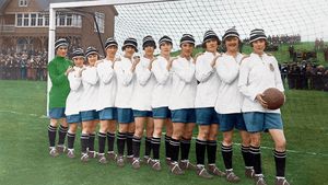 Padesátiletý zákaz. Anglická fotbalová asociace zakázala v prosinci 1921 ženám hrát na fotbalových hřištích