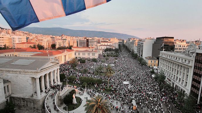 Protesty na náměstí Ústavy v Athénách trvají už několik dní. DESETITISÍCE LIDÍ demonstrují proti vládním škrtům.