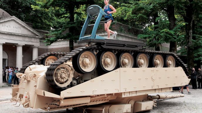 Bývalí úspěšní američtí olympionici běžící na převráceném tanku před pavilónem Spojených států se stali největší atrakcí třídenního otevíracího programu 54. Bienále Benátky 2011