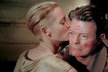 Ke svému comebackovému albu natočil David Bowie klip, v němž mu je svéráznou manželkou jeho „dvojče“, Tilda Swintonová