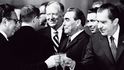 Květen 1972.  USA a SSSR uzavírají první smlouvu o omezení strategických zbraní. Na snímku si ministr Kissinger (vlevo) připíjí s prezidentem Nixonem. Za nimi stojí Leonid Brežněv.