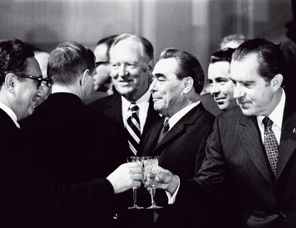Květen 1972.  USA a&nbsp;SSSR uzavírají první smlouvu o&nbsp;omezení strategických zbraní. Na&nbsp;snímku si ministr Kissinger (vlevo) připíjí s&nbsp;prezidentem Nixonem. Za&nbsp;nimi stojí Leonid Brežněv.