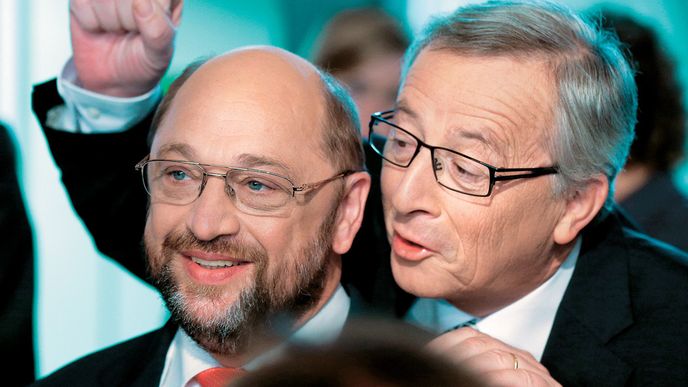 Martin Schulz a jean-claude juncker.  Před volbami byli pasovaní na hlavní favority na post šéfa Evropské komise. Teď se zdá, že jím nebude ani jeden z nich.