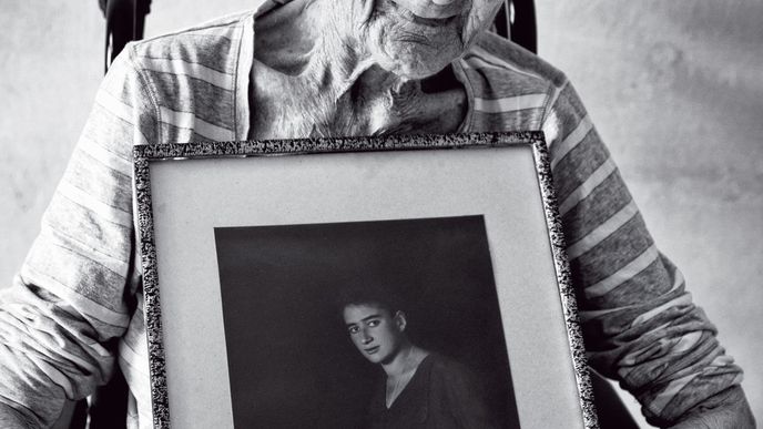 Věra Saudková s portrétem své maminky Ottly Davidové