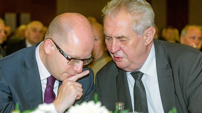 Premiér Bohuslav Sobotka a prezident Miloš Zeman: My euro chceme. Ale teď?