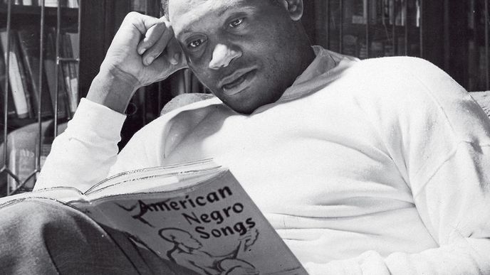 Paul Robeson  (1898–1976) se rád učil cizí řeči, uměl dokonce i trochu česky. V padesátých letech pořídil nahrávky výhradně pro československý trh, kromě spirituálů to byly též písně Bedřicha Smetany a Antonína Dvořáka.