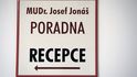 Pracoviště pana doktora je vybaveno celou řadou respekt vzbuzujících přístrojů