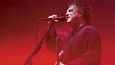 Dárek i pro věrné. The Cure jsou aktuálně na turné k 30. výročí svého slavného alba ­Disintegration. Na koncertě v ikonické budově Opera House v australském Sydney značně překvapili i své skalní fanoušky. Nejenže došlo na skladby Homesick a Untitled, které na koncertech naposledy zazněly v roce 2002, ale v bohatě aplaudovaném osmiskladbovém přídavku zařadili hned šest písní, jež v souvislosti s albem vyšly na B stranách singlů. A které na pódiu kapela dosud nikdy nehrála.