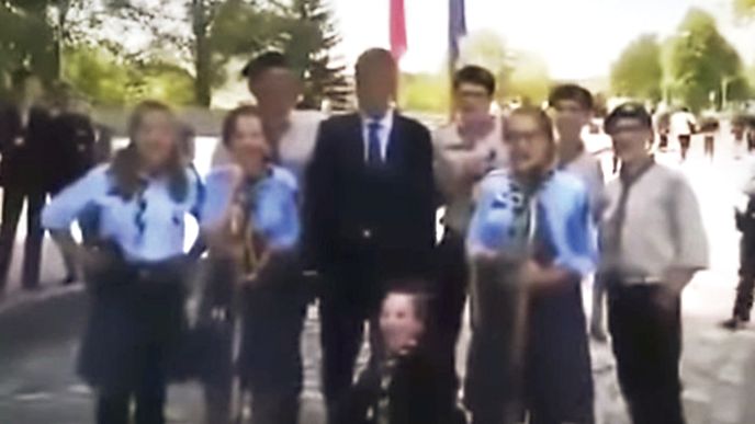 Snímek z videa, skauti s premiérem