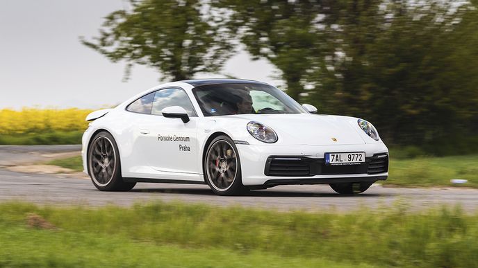 Přechod na elektromechanický posilovač řízení sice sebral špetku zážitků, přesto Porsche 911 zůstává etalonem jízdních vlastností