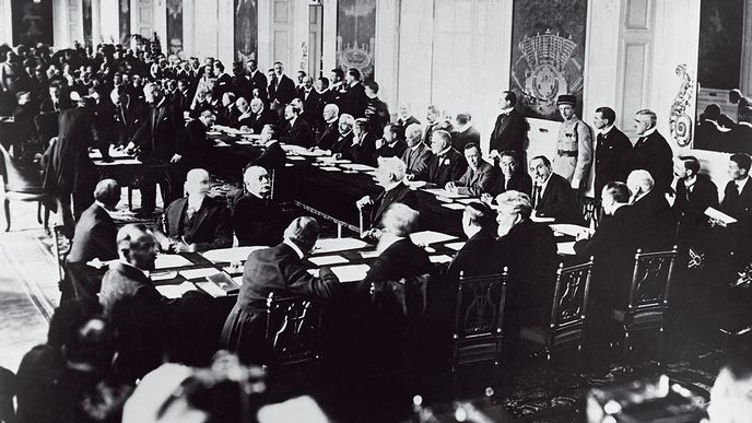 Jedna z pařížských mírových smluv, které utvářely poválečný systém v Evropě, byla podepsána 4. června 1920 v paláci Velký Trianon v zámku Versailles