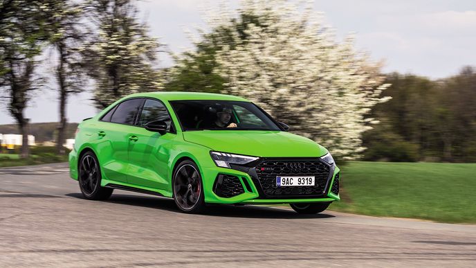 RS 3 sice není nejvýkonnějším kompaktem na trhu (tenhle primát drží Mercedes-AMG A 45 S s 421 koňmi), přesto se může směle měřit i s mnohem silnější konkurencí