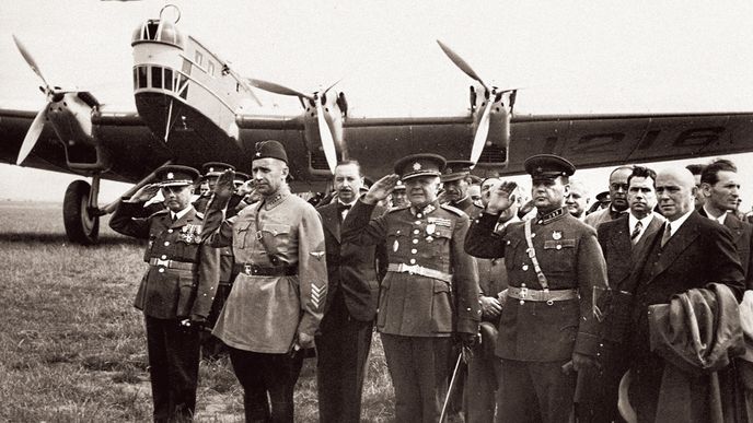 Slavnostní uvítání jedné z delegací Rudé armády, které v letech 1935–1938 navštívily Československo