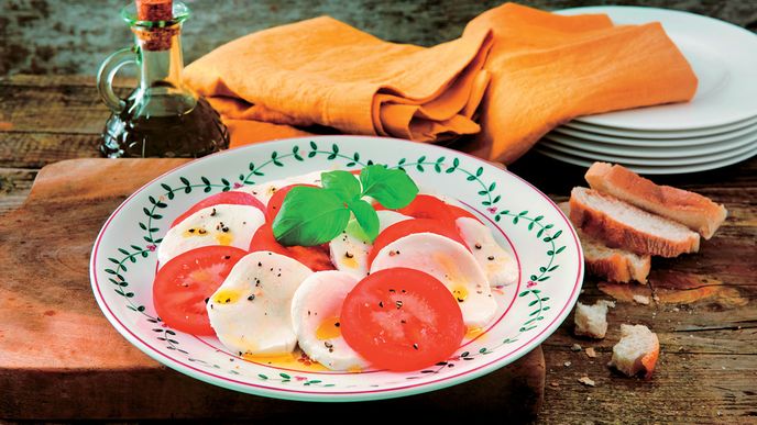 Mozzarella, rajčata, bazalka, olivový olej – italská gurmetská trikolóra zvaná caprese stojí výhradně na kvalitě surovin 