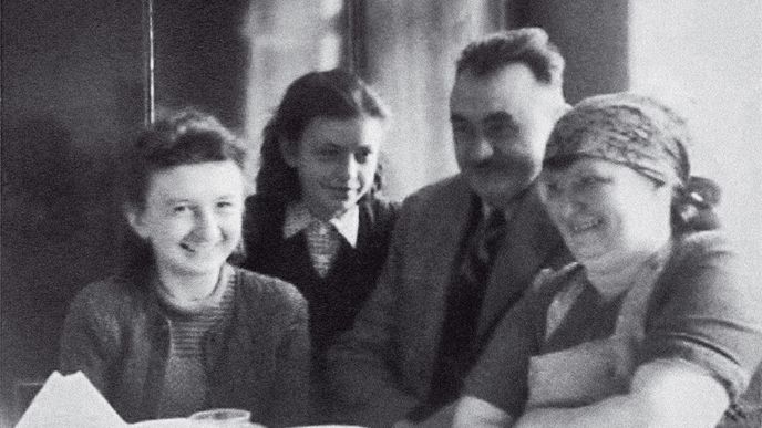 POSLEDNÍ FOTOGRAFIE RODINY Z ROKU 1941 O rok později skončí dcery Miloslava a Jaroslava spolu se svou maminkou v koncentráku, Jaroslav Suchánek bude 10. 6. 1942 zastřelen