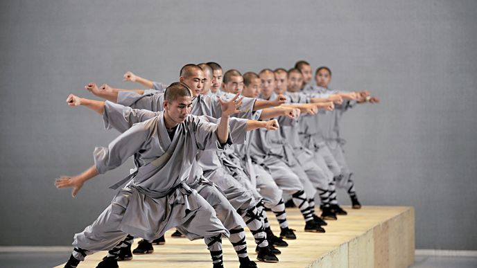 PROJEKT SUTRA, nastudovaný se šaolinskými mnichy, je výsledkem posedlosti choreografa propojovat různé taneční styly