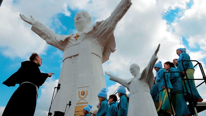 Čtrnáctimetrová socha Jana Pavla II. v Čenstochové. Důkaz toho, jaké postavení katolická církev v Polsku má. 