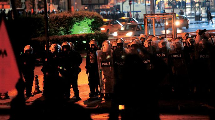 Noc v Ankaře. Za chvíli začne krátká, ale krvavá bitva  mezi policií a skupinou anarchistů 