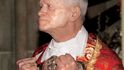 Vídeňský arcibiskup a kardinál Groer nedokázal v roce 1998 vyvrátit obvinění z pedofilie a musel odstoupit