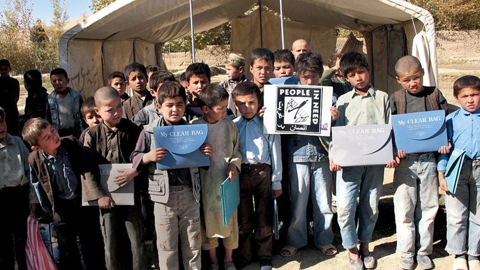 Děti ze školy v Zaré v severním Afghánistánu s pomůckami, které dostaly od české humanitární organizace Člověk v tísni. Právě ona přišla v této oblasti na začátku června o devět  zaměstnanců; k vraždám se nikdo nepřihlásil.
