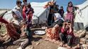 Jezídky s dětmi v uprchlickém táboře Sardaš