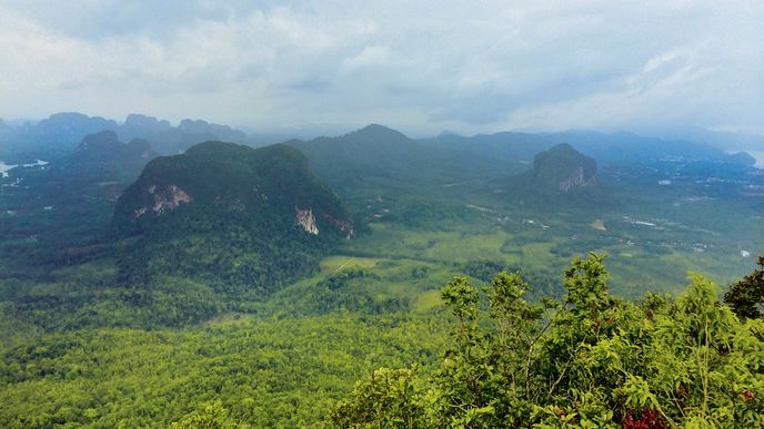 Jižně od Čiang Mai leží národní park Doi Inthanon s nejvyšší horou v Thajsku