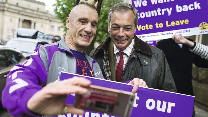 Tvář Brexitu, Nigel Farage, předseda Strany nezávislosti Spojeného království (UKIP) se svým příznivcem