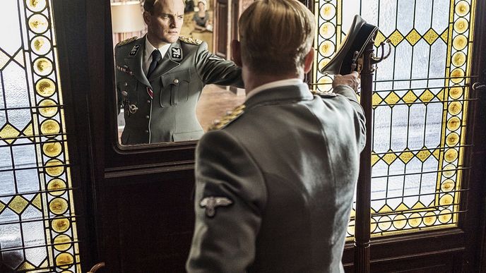 Jason Clarke jako Reinhard Heydrich. Film Smrtihlav vznikl podle knihy HHhH.