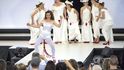 „Hudební módní přehlídka“ Frusziny Nagyové Taboo Collection  – sedmice tanečnic se raduje z přicházející menstruace